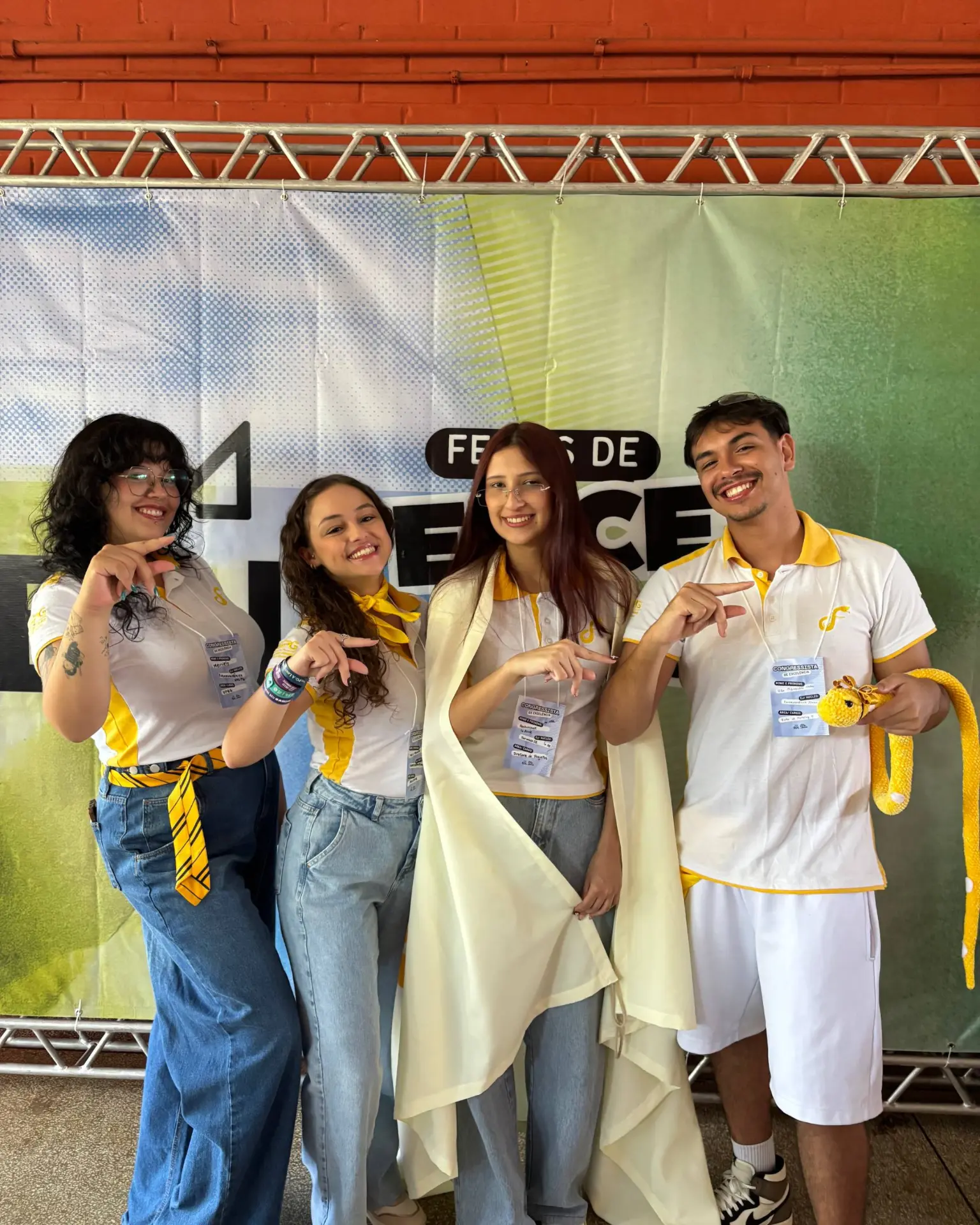 Estudantes de Farmácia da UEPG trabalhando em laboratório